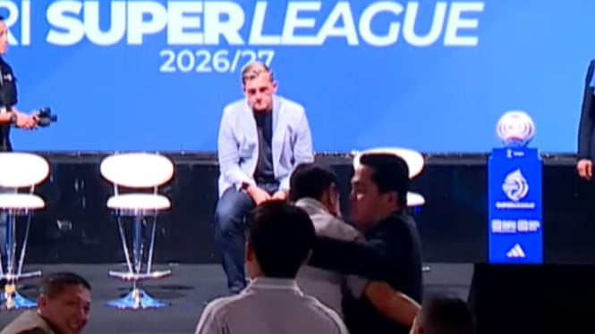 Shin Tae-yong dan Erick Thohir Berpelukan di Pembukaan Super League 2026/2027